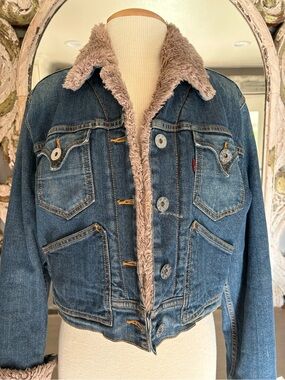 Levi's Cropped Denim Trucker Jacket with Tan Sherpa Trim